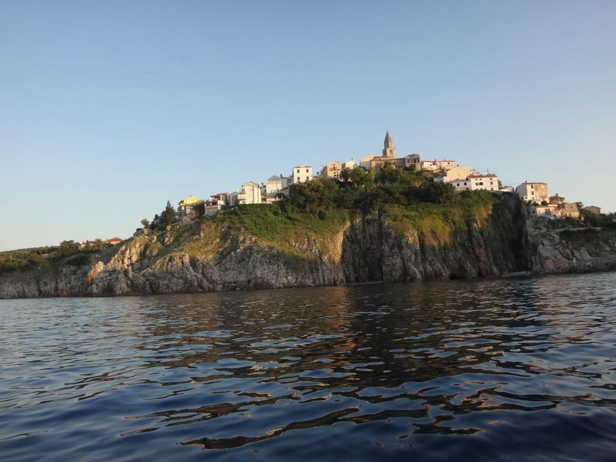 Vila Verbana Apartments Vrbnik  Bagian luar foto